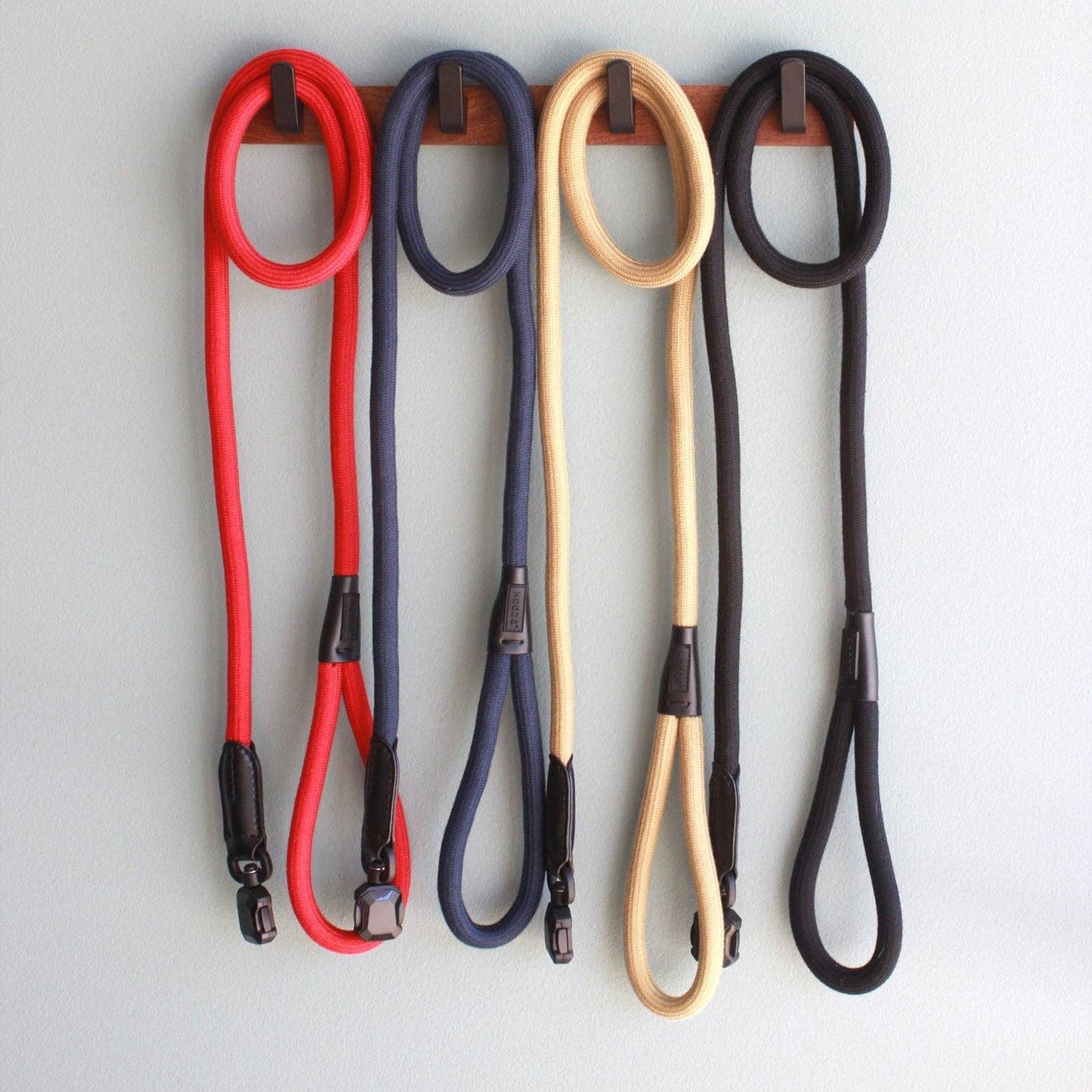 MAGNETIC QUICK CLIP ROPE LEASH: Black / Medium/Large